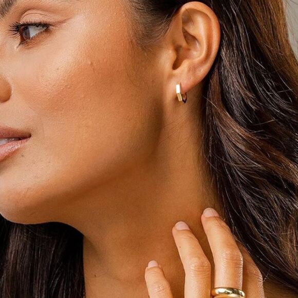 Ultra thick geometric mini huggie earrings - Picture 4 of 4